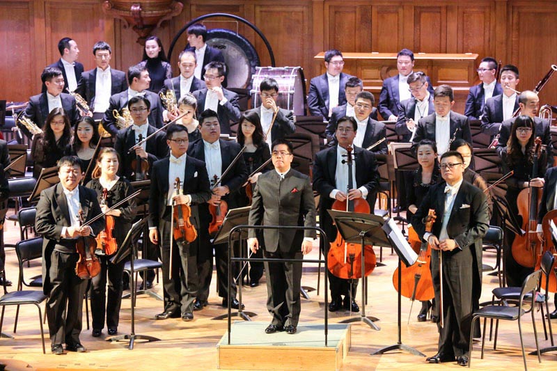 杭州爱乐乐团指挥杨洋及全体乐团成员向观众致意。（人民网记者 屈海齐摄）