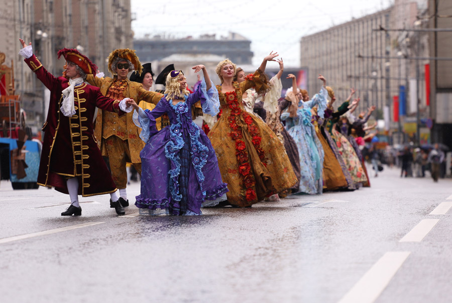 莫斯科举办盛装狂欢会庆俄罗斯日