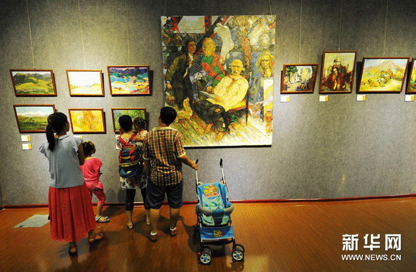 6月16日，家长带着孩子参观俄罗斯油画展。