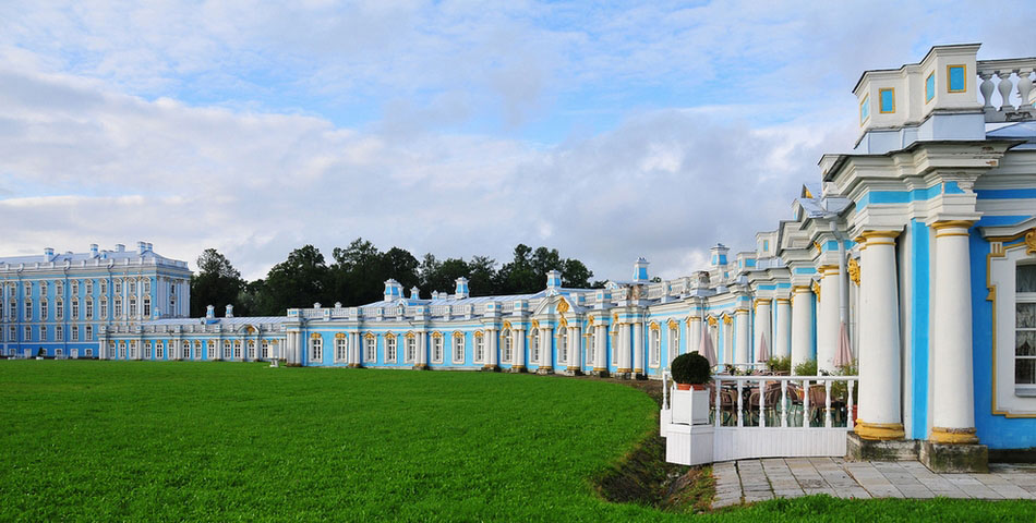 俄罗斯凯萨琳宫   这座宫殿始建于1717年，是俄皇凯萨琳一世（Catherine I）避暑的行宫。1752年，它被重新设计成洛可可式建筑风格。