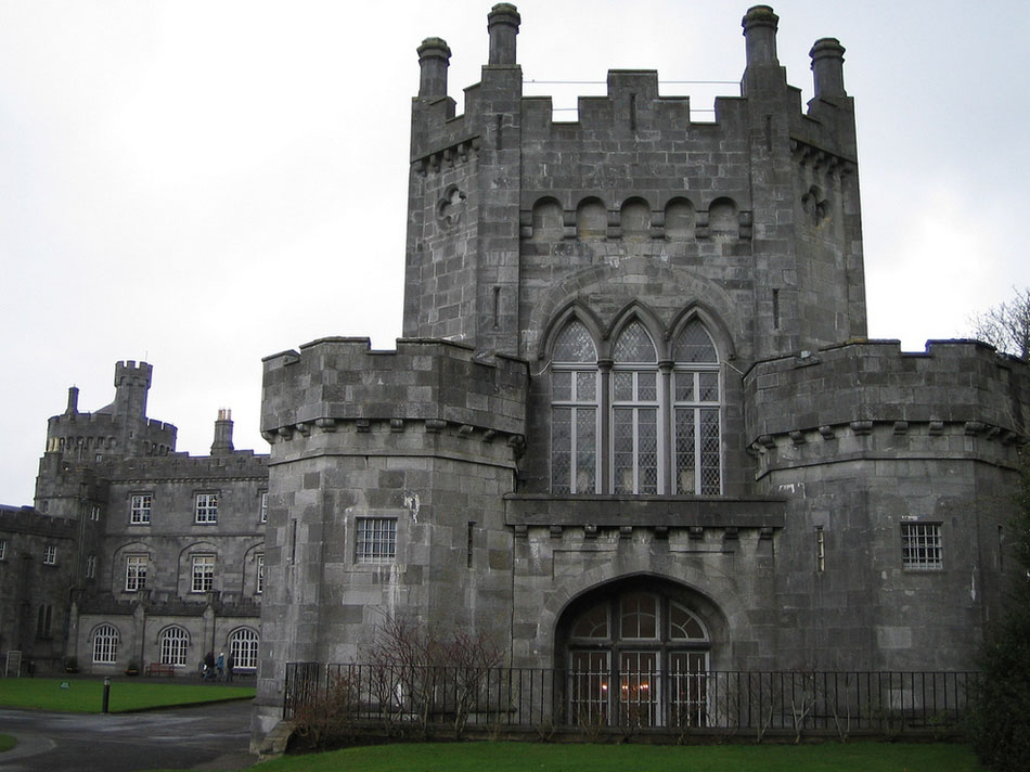 爱尔兰基尔肯尼城堡    基尔肯尼城堡由威廉·马歇尔（William Marshal）建于1195年，如今它被用于举行会议和毕业典礼。