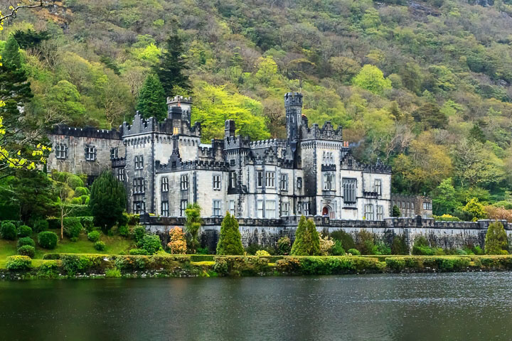 爱尔兰凯利莫修道院　凯利莫修道院原本是富有的伦敦医生米切尔·亨利（Mitchell Henry）的私宅。后来这座庄园被卖给了曼彻斯特伯爵和伯爵夫人，但随后他们为还赌债被迫将其出售。