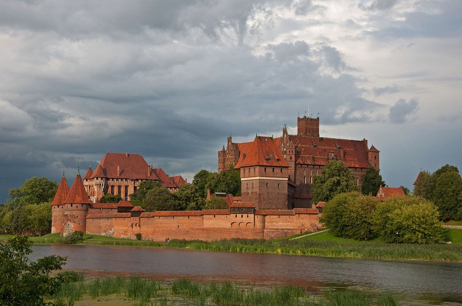 波兰马尔堡    马尔堡是世界上表面面积最大的城堡，也是欧洲最大的砖砌建筑。