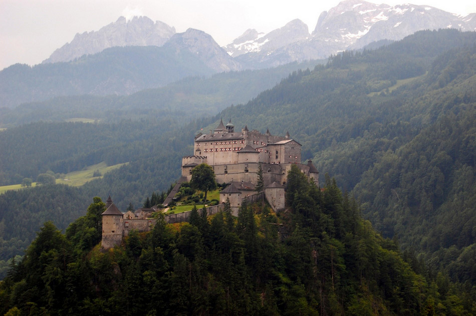奥地利霍亨维尔芬堡    这座11世纪的城堡四周被贝希特斯加登阿尔卑斯山和博格山脉环绕。它曾是电影《新婚告急》（Just Married）的外景拍摄地。