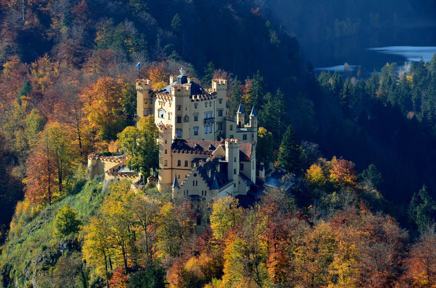 德国霍亨施旺高城堡（又称旧天鹅堡） 霍亨施旺高城堡是一座19世纪的宫殿，每年接待超过30万名游客。