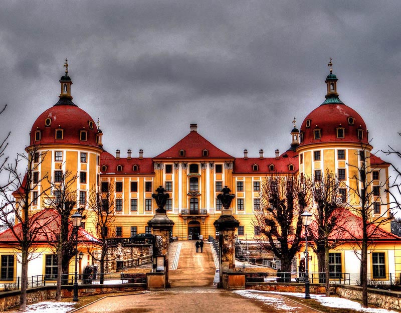 德国莫里茨城堡   这座宫殿以莫里茨·萨克森公爵（Duke Mortiz of Saxony）的名字命名。它位于一片人工土地上，周围是用来狩猎的树林。