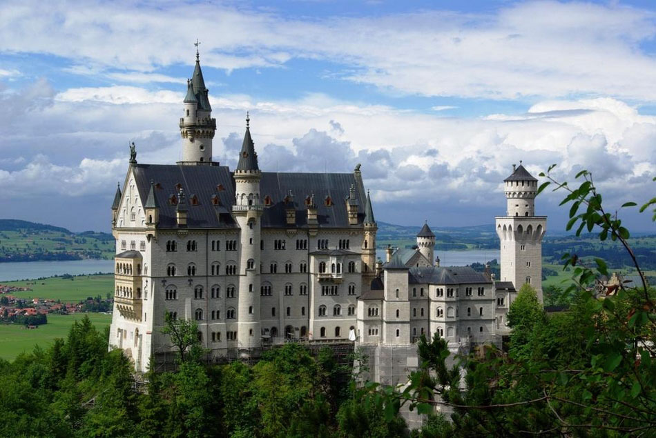 德国新天鹅堡   巴伐利亚王路德维希二世（Ludwig II of Bavaria）曾买下这座城堡作为私人避难所。1886年他去世之后，新天鹅堡开始向公众开放，至今它已经接待了超过6000万参观者。