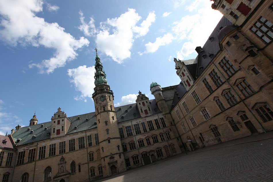 丹麦克伦堡宫  克伦堡宫建于15世纪20年代，它是北欧最重要的防御工事之一，莎士比亚的《哈姆雷特》中的故事就发生在这座城堡。