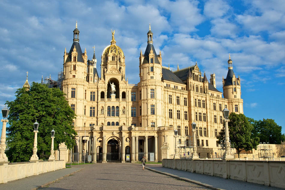 罗马尼亚派勒斯城堡    这座位于喀尔巴阡山脉的新文艺复兴式的建筑建于1873至1914年间。