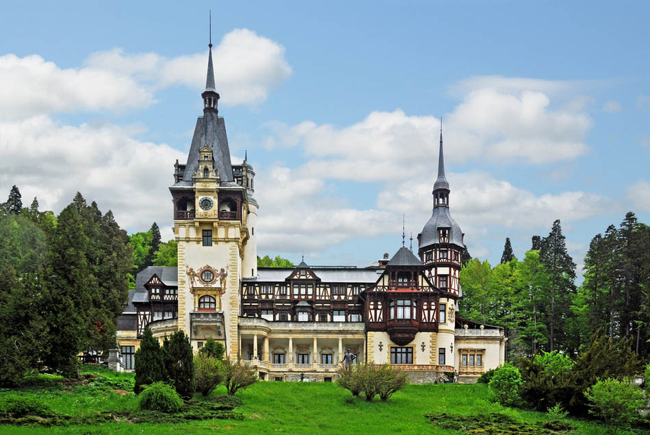 罗马尼亚派勒斯城堡    这座位于喀尔巴阡山脉的新文艺复兴式的建筑建于1873至1914年间。