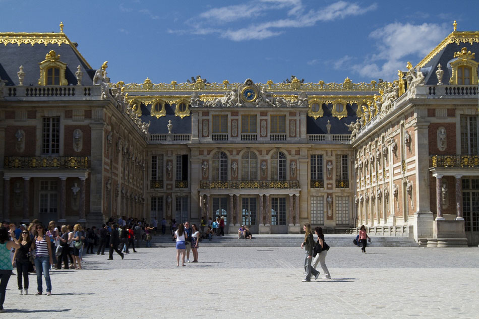 法国凡尔赛宫    这座宏伟的法国皇家宫殿内有2300间房间，67个楼梯和5210件家具。