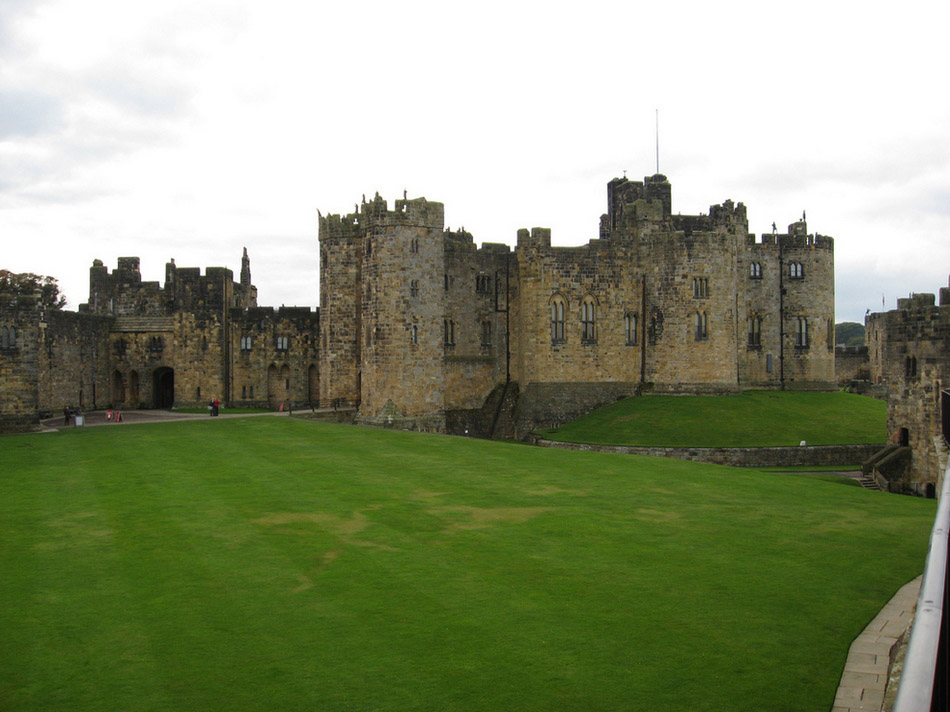 英国诺森伯兰郡安尼克城堡  《哈利·波特》系列电影就是在这座城堡拍摄的。每年来此的游客达到80万。
