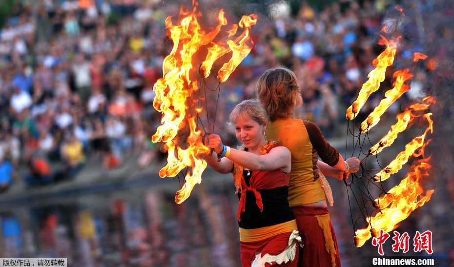 乌克兰庆祝火节 艺术家展示高超“玩火”技艺