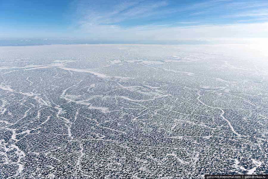 贝加尔湖的水面面积在世界湖水面积中居第六位。冬天结冰面积达到3万多平方公里，相当于整个比利时的面积。