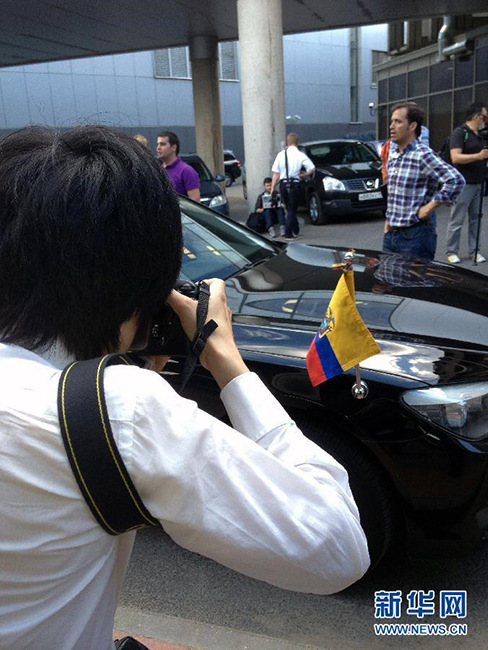 6月23日，在俄罗斯首都莫斯科的谢列梅捷沃国际机场，媒体人员在厄瓜多尔驻俄使馆车辆旁报道。（新华社记者 丁渊 摄 图片来源：新华网）