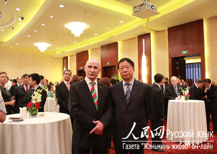 白俄罗斯共和国驻华特命全权大使维克多•布里亚（左）与中共中央对外联络部副部长陈凤翔（右）共同欣赏白俄表演（人民网俄罗斯频道 华迪摄）
