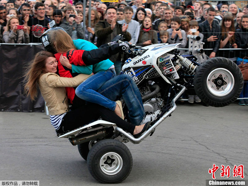 组图：俄罗斯越野摩托自由表演秀 让你肾上腺素飙升