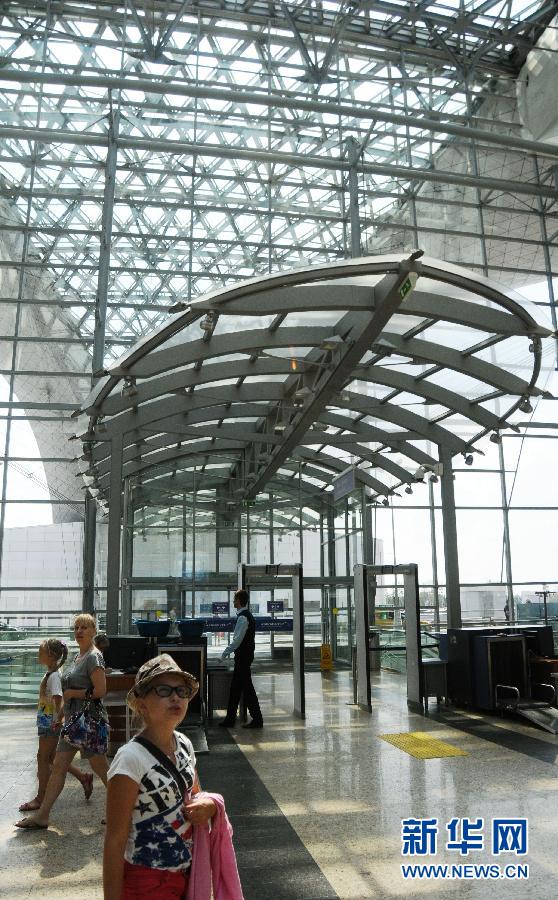 7月4日，在斯诺登目前滞留的俄罗斯莫斯科谢列梅捷沃机场，旅客经过D航站楼入口。