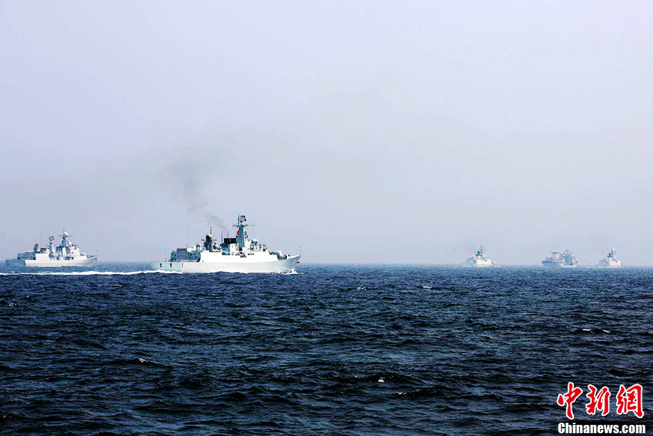 7月4日，赴俄罗斯参加中俄“海上联合—2013”军事演习的中国海军舰艇编队，在航行了4天后进行了首次海上综合补给。中新社发 盛佳鹏 摄