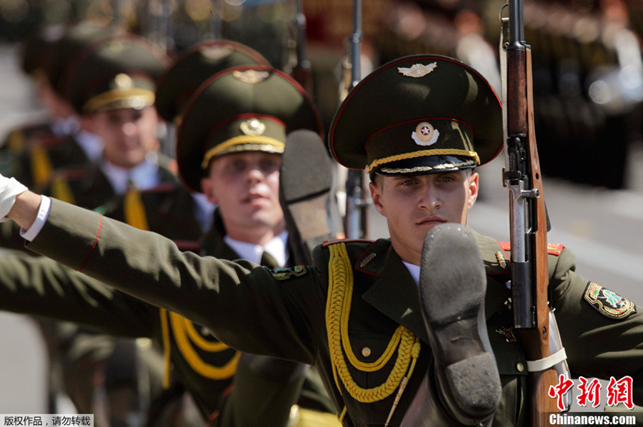 白俄罗斯举行独立日阅兵 “高抬腿”行进帅气十足