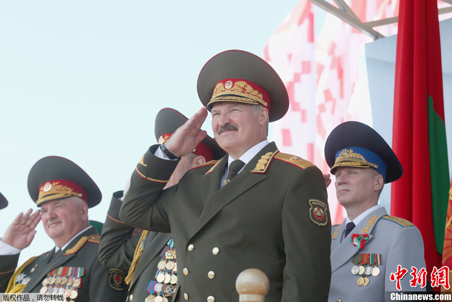 图为白俄罗斯总统亚历山大·卢卡申科出席阅兵式。