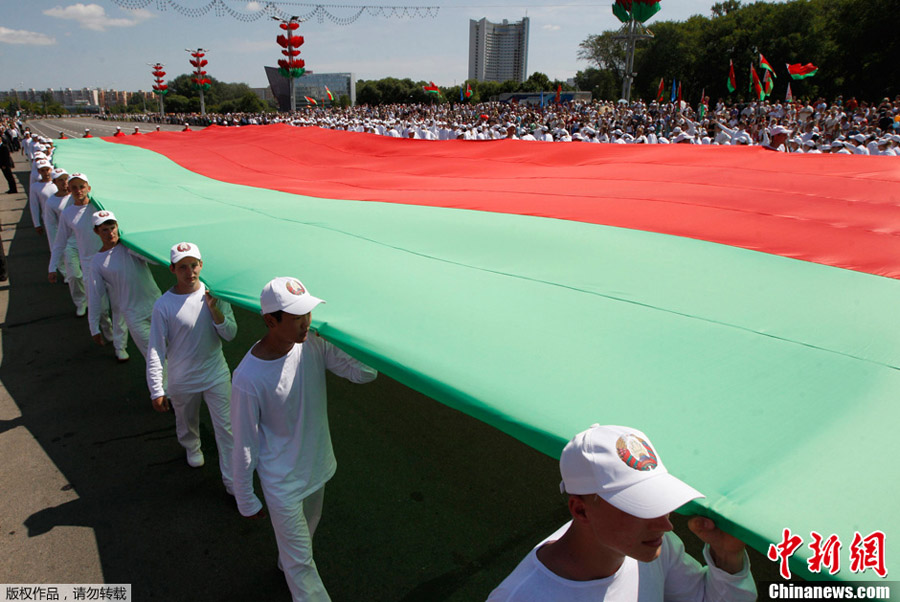 图为白俄罗斯运动员托举巨大的国旗。