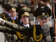 白俄罗斯举行独立日阅兵 “高抬腿”行进帅气十足