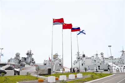 2013年7月7日，停靠在俄罗斯符拉迪沃斯托克港的中俄两军军舰整装待发。摄影：周朝荣