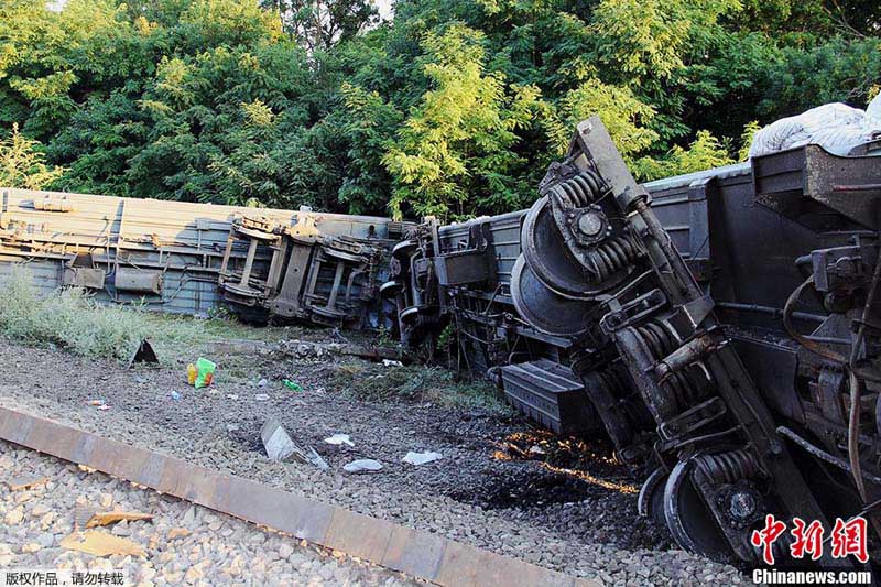 俄罗斯发生列车脱轨事故 至少76人受伤