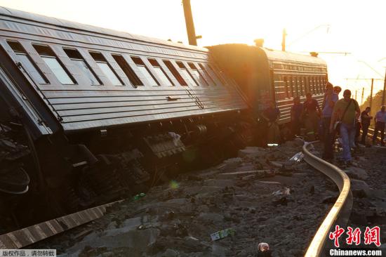 据法新社消息，当地时间2013年7月7日，俄罗斯Krasnodar地区，一辆列车发生脱轨事故，至少造成76人受伤。