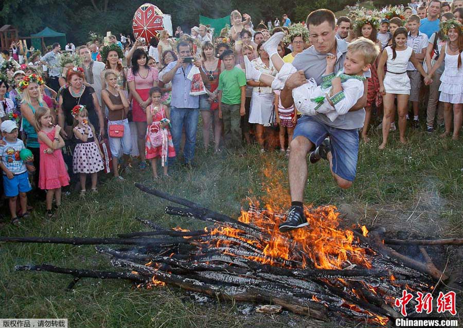 高清组图：乌克兰欢庆伊万库帕拉节 民众跳火堆祈福