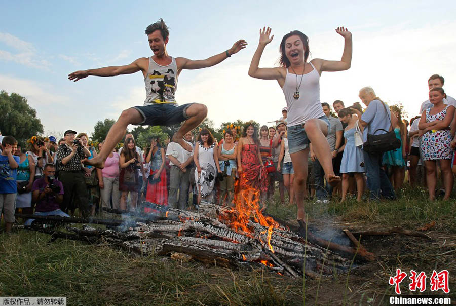 高清组图：乌克兰欢庆伊万库帕拉节 民众跳火堆祈福