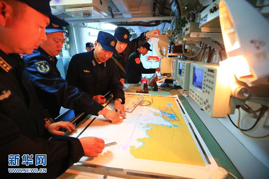 7月9日，在“海上联合—2013”中俄海上联演中，中国海军沈阳舰舰长张长龙上校观察海上目标。 “海上联合—2013”中俄海上联演当地时间9日在俄罗斯彼得大帝湾成功进行海上联合防卫行动演练。演练采取随机导调的方式，强调自由对抗，以检验参演双方的训练水平和技战术能力。在10多个小时内，中俄参演官兵重点演练了联合防空、海上补给、通过敌潜艇威胁区、联合护航、联合解救被劫持船舶、打击海上目标等6个课目。查春明 摄 图片来源：新华网