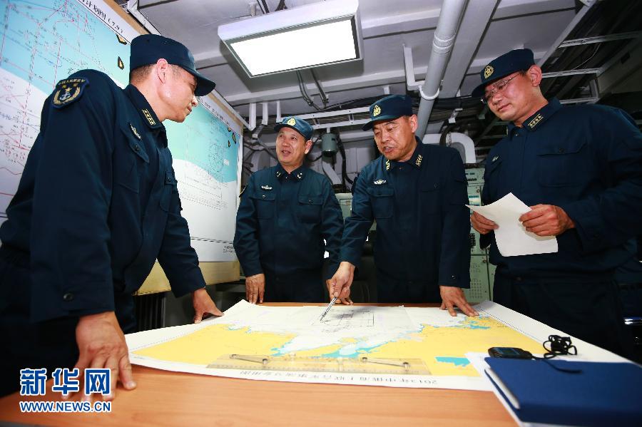 7月9日，在“海上联合—2013”中俄海上联演中，中国海军沈阳舰舰长张长龙上校观察海上目标。 “海上联合—2013”中俄海上联演当地时间9日在俄罗斯彼得大帝湾成功进行海上联合防卫行动演练。演练采取随机导调的方式，强调自由对抗，以检验参演双方的训练水平和技战术能力。在10多个小时内，中俄参演官兵重点演练了联合防空、海上补给、通过敌潜艇威胁区、联合护航、联合解救被劫持船舶、打击海上目标等6个课目。查春明 摄 图片来源：新华网