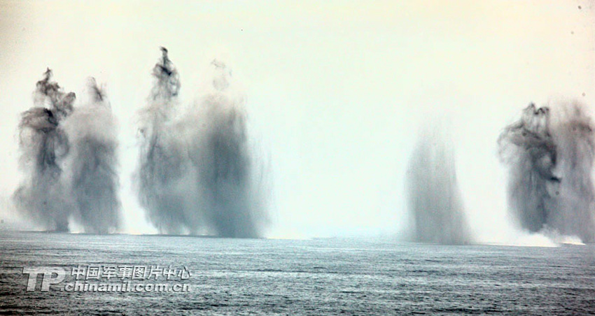 火箭深弹命中目标后在海面上形成巨大水柱  摄影：解放军报报记者  孙阳