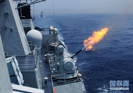 7月10日，在“海上联合-2013”中俄海上联演中，中国海军导弹驱逐舰石家庄舰进入实际使用武器演习海域。当日，参加中俄“海上联合—2013”实兵演习任务的舰艇编队，在俄罗斯彼得大帝湾成功进行了对海、对空和对潜实兵实弹射击演练。随后，参加实兵演习任务的战舰组成单纵队驶入预定海域，来自中俄双方的13艘舰艇和3架飞机接受了阅兵舰——俄海军太平洋舰队旗舰“瓦良格”号导弹巡洋舰的检阅，至此，中俄“海上联合—2013”演练实兵演习任务正式结束。 新华社记者 查春明 摄