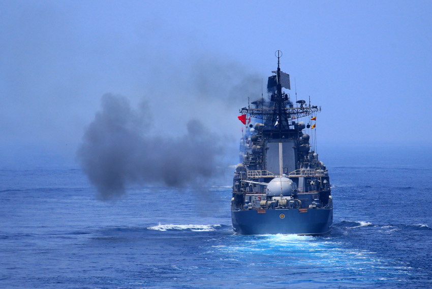 2013年7月10日，在“海上联合-2013”中俄海上联演中，俄罗斯参演军舰主炮对海上目标进行射击。  摄影： 新华社记者  查春明