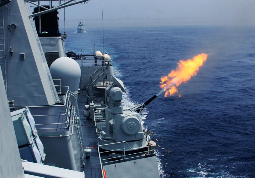 2013年7月10日，在“海上联合-2013”中俄海上联演中，中国海军舰艇近距防空系统对空中目标射击。  摄影： 新华社记者  查春明