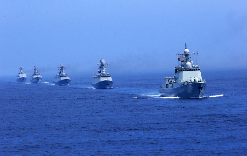 2013年7月10日，在“海上联合-2013”中俄海上联演中，中国海军舰艇编队进入实际使用武器演习海域。  摄影： 新华社记者  查春明