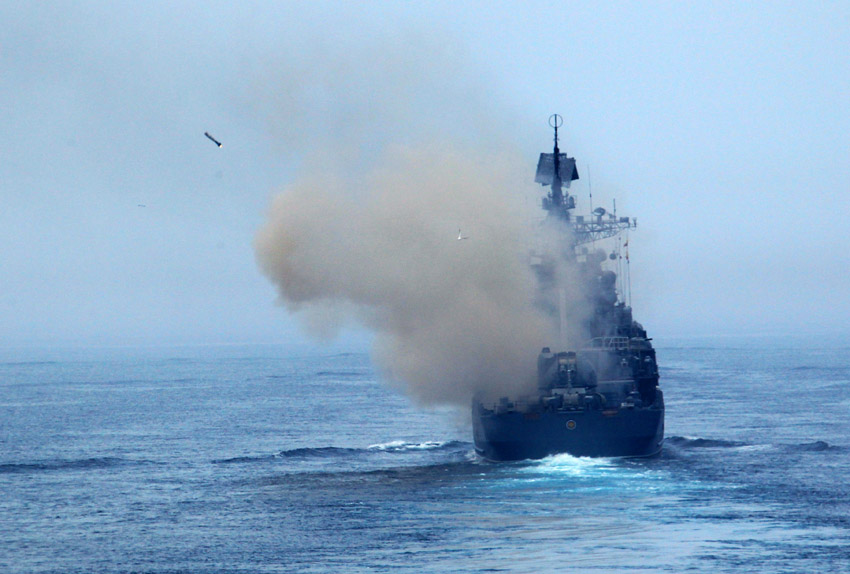 2013年7月10日，在“海上联合-2013”中俄海上联演中，俄罗斯参演军舰对水下目标发射反潜火箭弹。摄影： 新华社记者  查春明