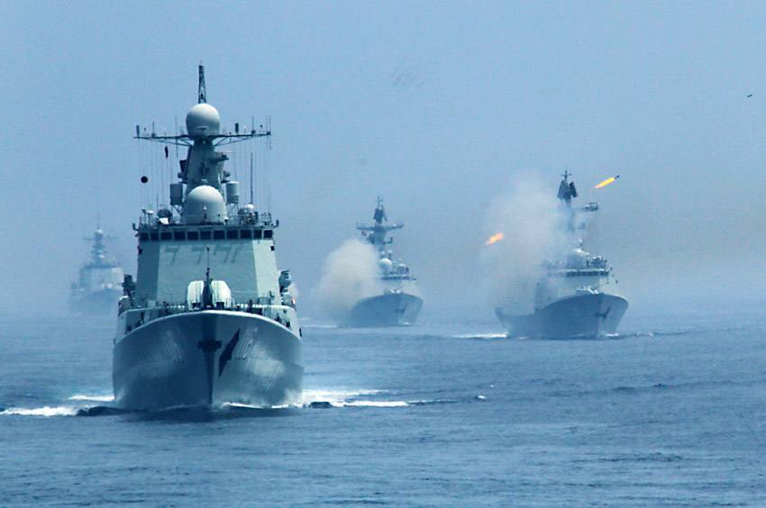 2013年7月10日，在“海上联合-2013”中俄海上联演中，中国海军参演军舰发射反潜火箭深弹。 摄影： 新华社记者  查春明