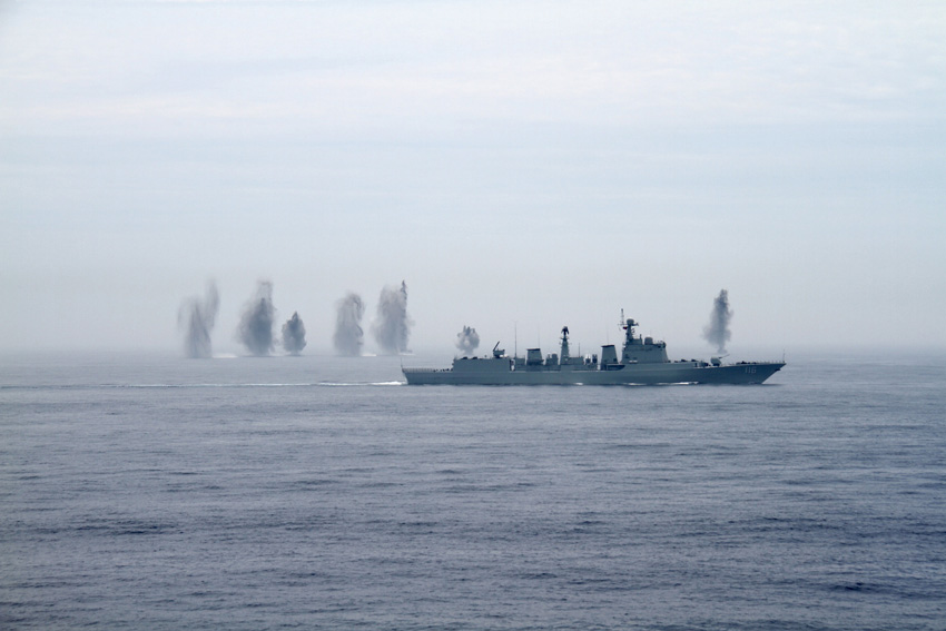 2013年7月10日，在“海上联合-2013”中俄海上联演中，参演舰艇在海上实际使用武器阶段发射火箭深弹。  摄影：新华社记者  王经国