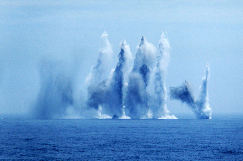 2013年7月10日，在“海上联合-2013”中俄海上联演中，中国海军参演军舰发射反潜火箭深弹打击水下目标。  摄影： 新华社记者  查春明