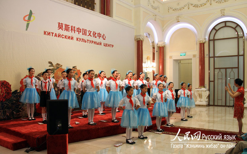 中国四川西昌市第二小学“百灵鸟合唱团”的小朋友们在演唱歌曲《山林学校》。（人民网记者 刘旭摄）