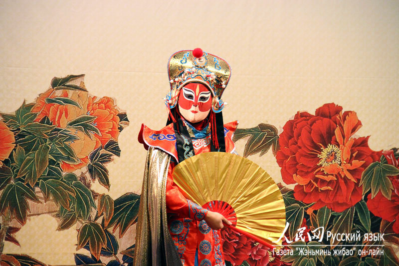 中国非物质文化遗产促进会艺术家鲜宗材在展示变脸绝技。（人民网记者 刘旭摄）