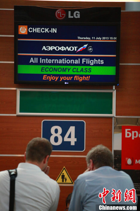 7月11日，莫斯科谢列梅捷沃机场国际航班起落照常，图为莫斯科谢列梅捷沃机场俄罗斯航空公司的值机柜台正在为乘客办理登机手续。中新社发 贾靖峰 摄