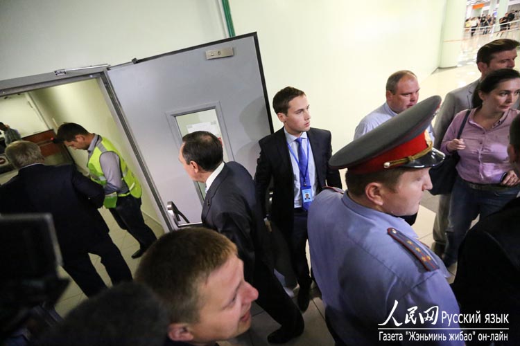 图为俄罗斯人权组织代表进入机场秘密区域与斯诺登举行会面。