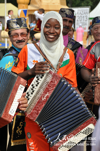非洲运动员体验鞑靼手风琴 （人民网 李响摄）
