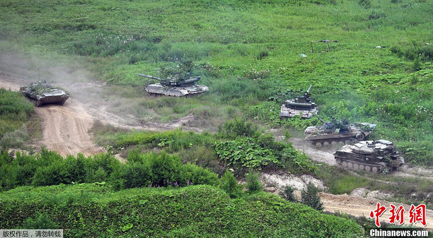 2013年7月16日，俄罗斯陆军装甲部队参加远东大演习。图片来源：中新网