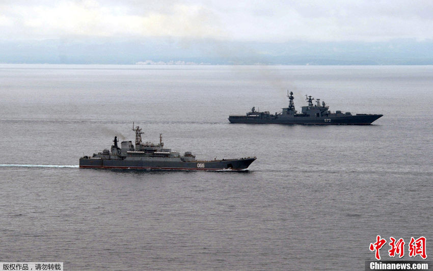 2013年7月16日，俄罗斯太平洋舰队在萨哈林岛附近的军事演习区域内航行。图片来源：中新网